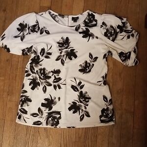 Worthington Black and White Floral Blouse